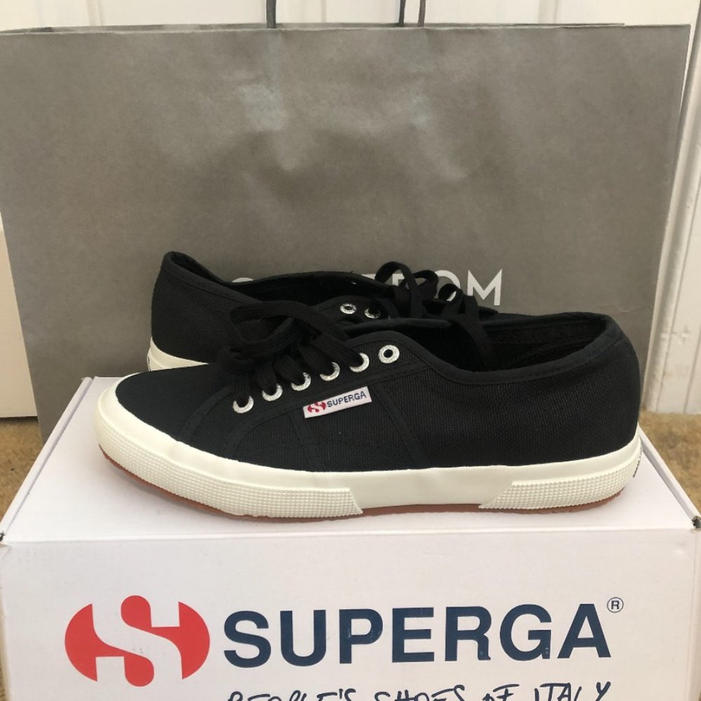 Black Low Top Supergas